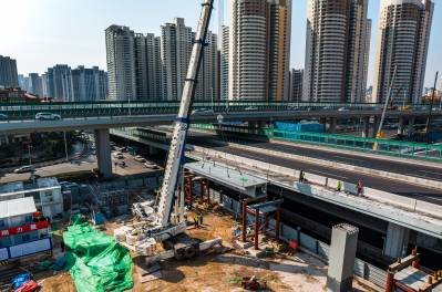 山东路-鞍山路东北象限连接匝道及地下停车场工程顺利完成首跨钢箱梁架设