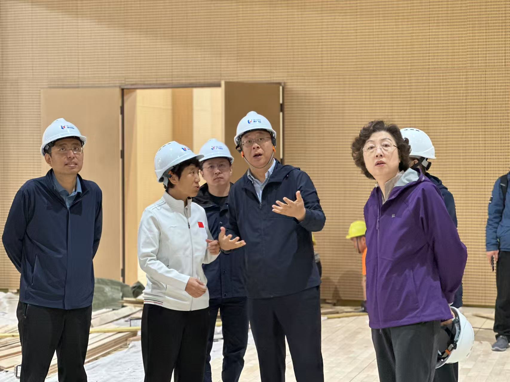 山东省体育局、青岛市委领导带队调研浮山全民健身中心项目